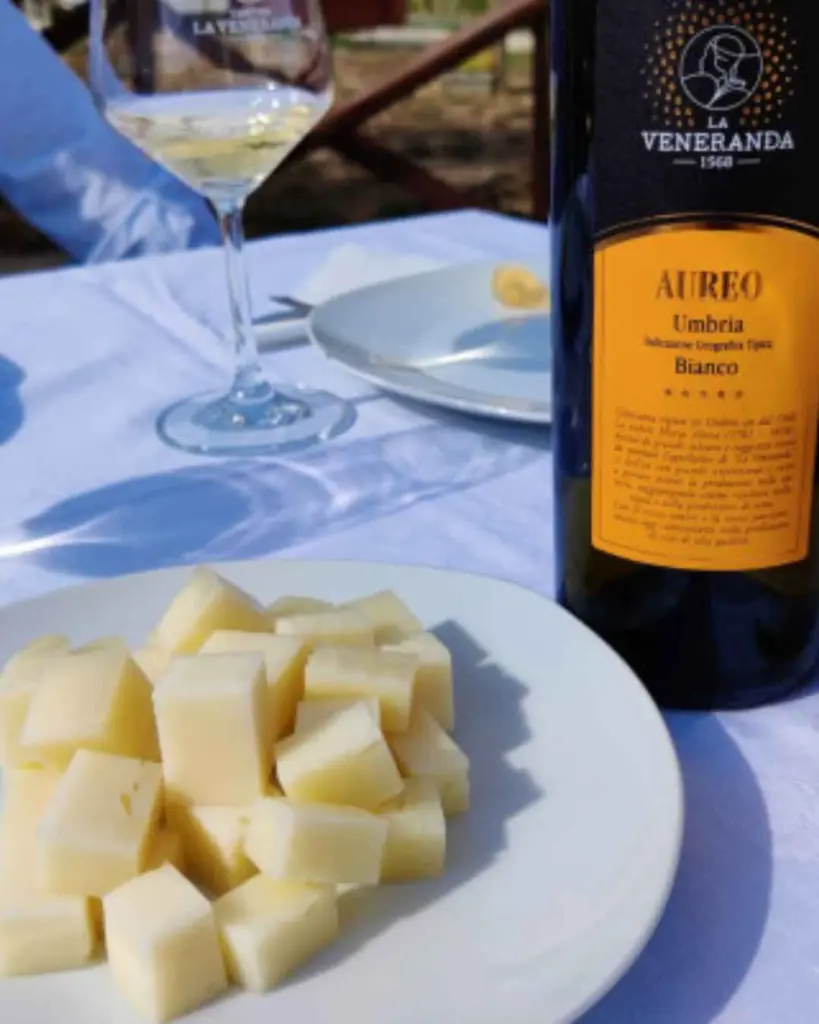 La Veneranda, white wine tasting.webp