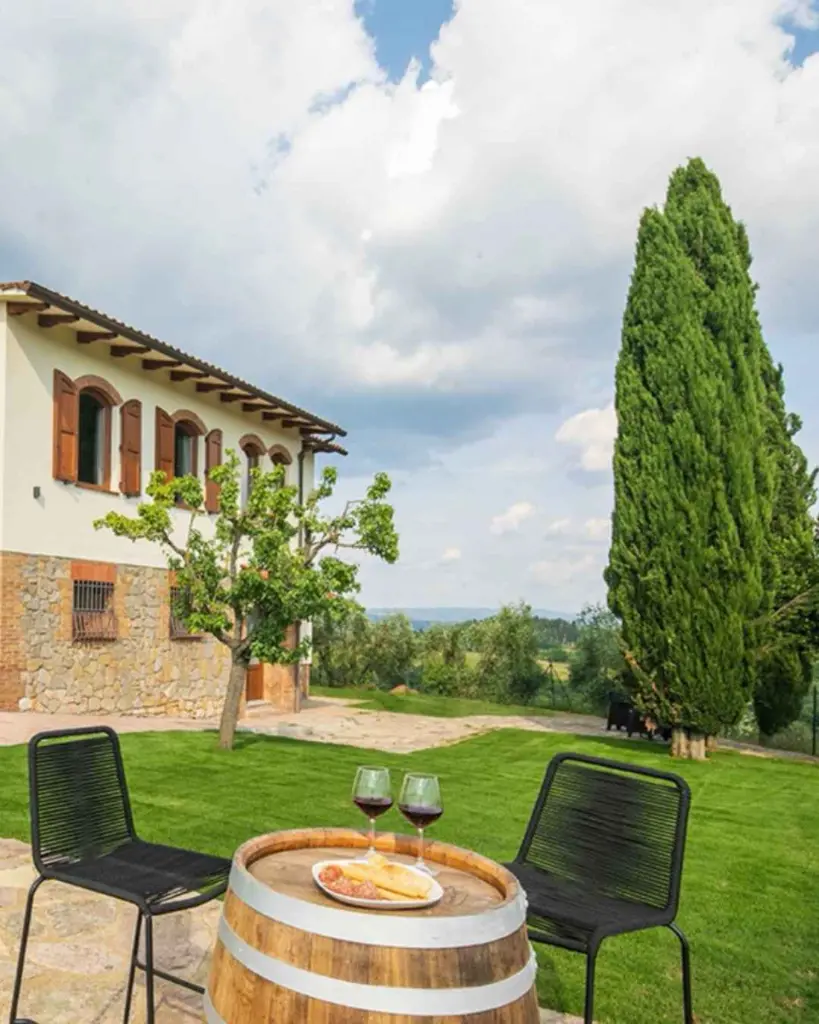 podere-la-quercia-wine-and-olive-oil-tasting-with-light-dinner-and-overnight-stay-san-gimignano-tuscany.webp