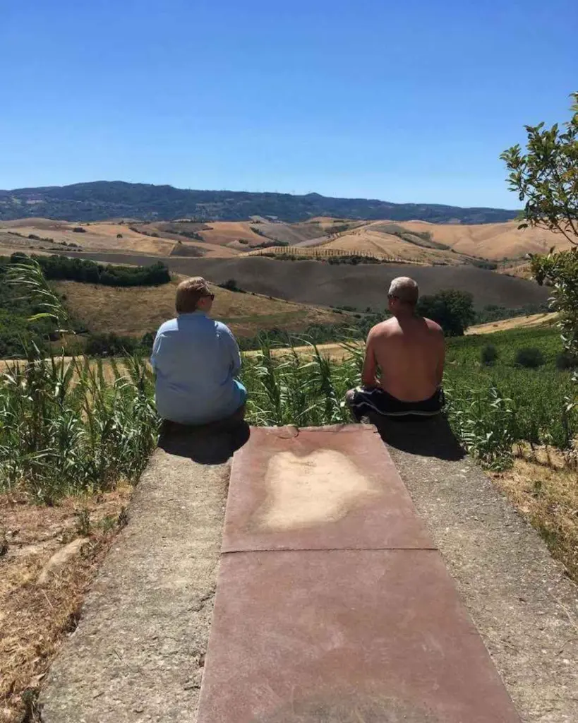 wine-tasting-among-the-vineyard-piece-di-pitti-tuscany.webp