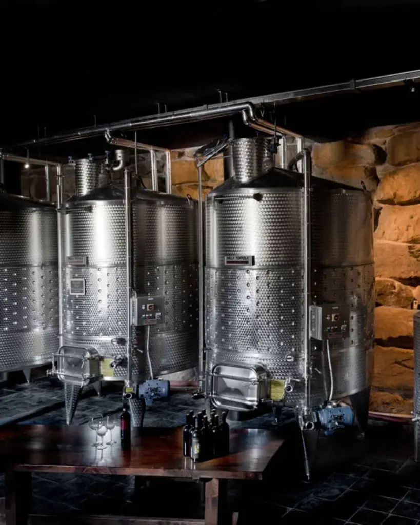 pomaio-eco-design-wine-cellar.webp
