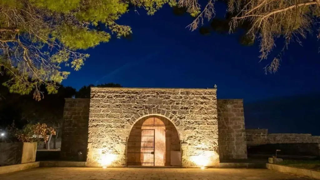 l'astore-masseria-winery-in-apulia-italy.webp