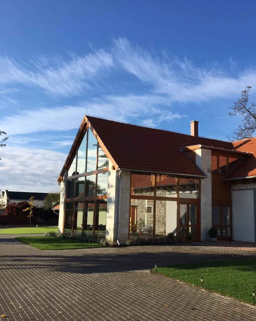 pelle-pince-winery-tokaj-hungary.webp