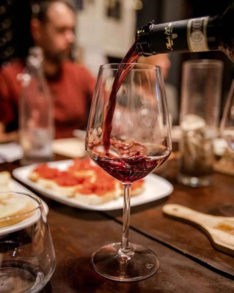 tasting-organic-wines-italy-tuscany-montechiaro.webp