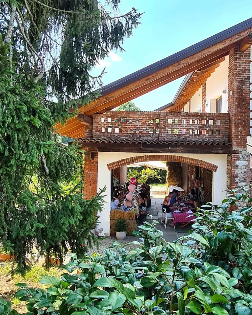 cantina-fontechiara-visit-of-the-cellar-outdoor-tasting.webp