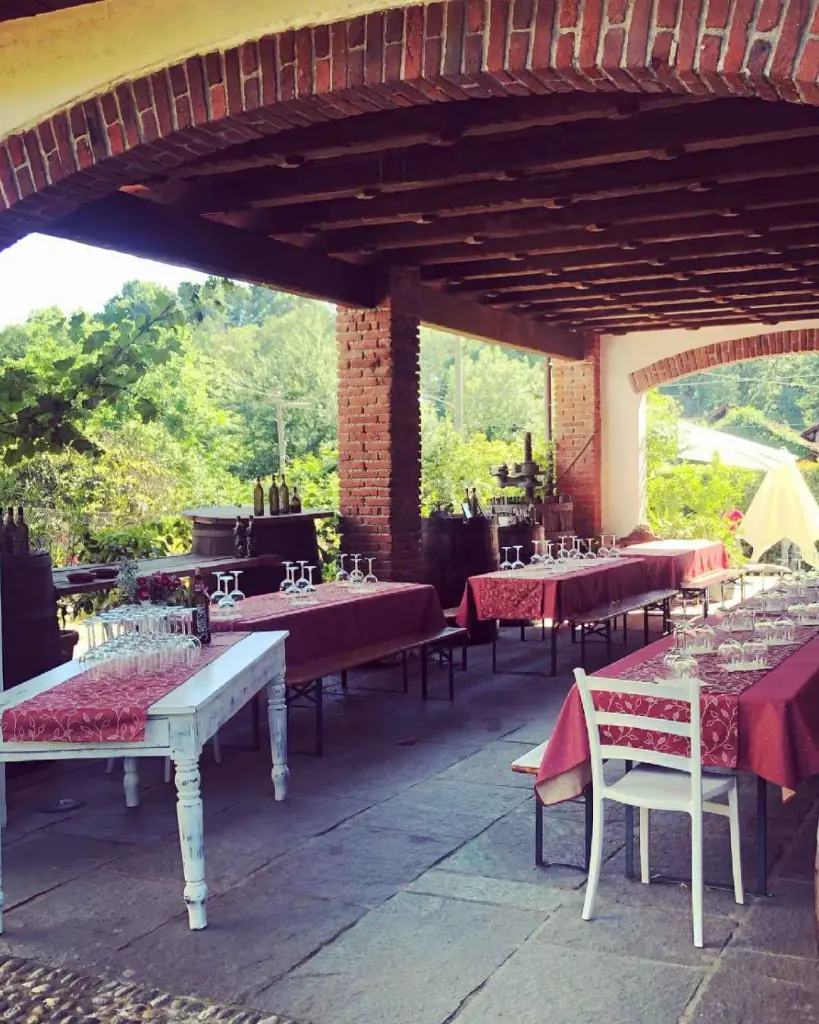 cantina-fontechiara-visit-of-the-cellar-and-wine-tasting-outdoor.webp