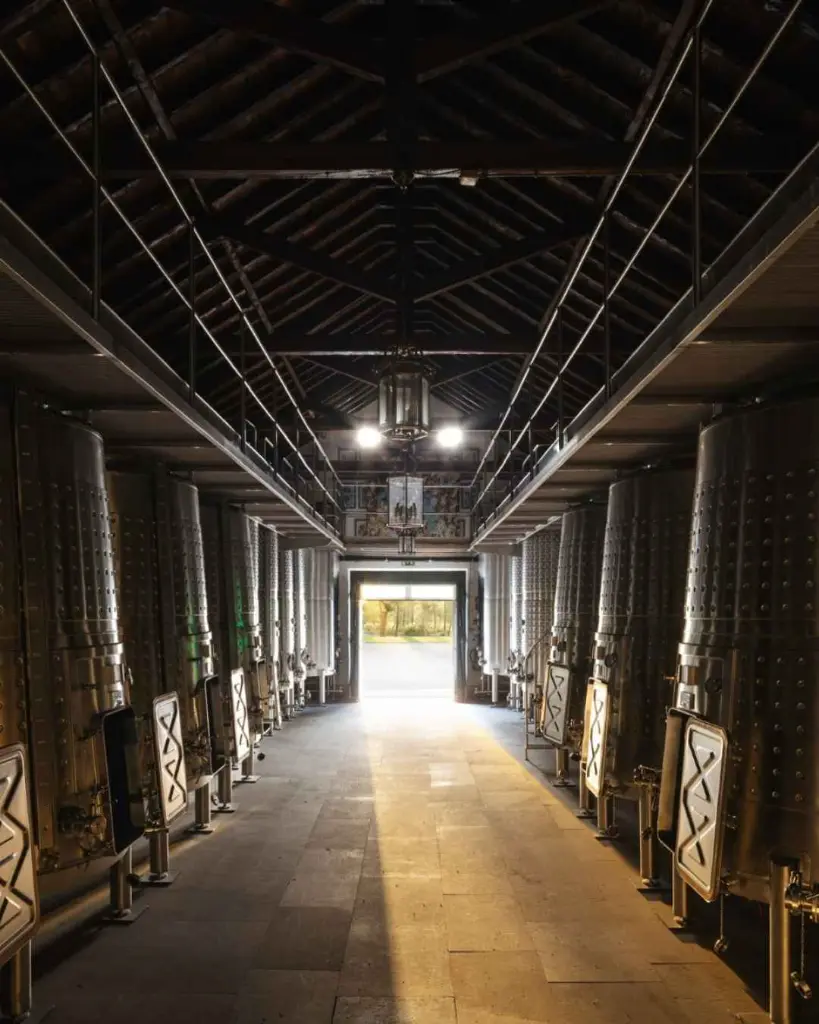 herdade-do-peru-wine-cellar-setubal-portugal.webp