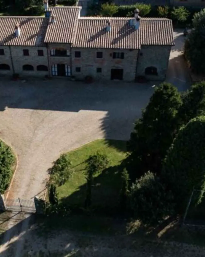tenuta-sette-ponti-winery-experience-tuscany-italy.webp