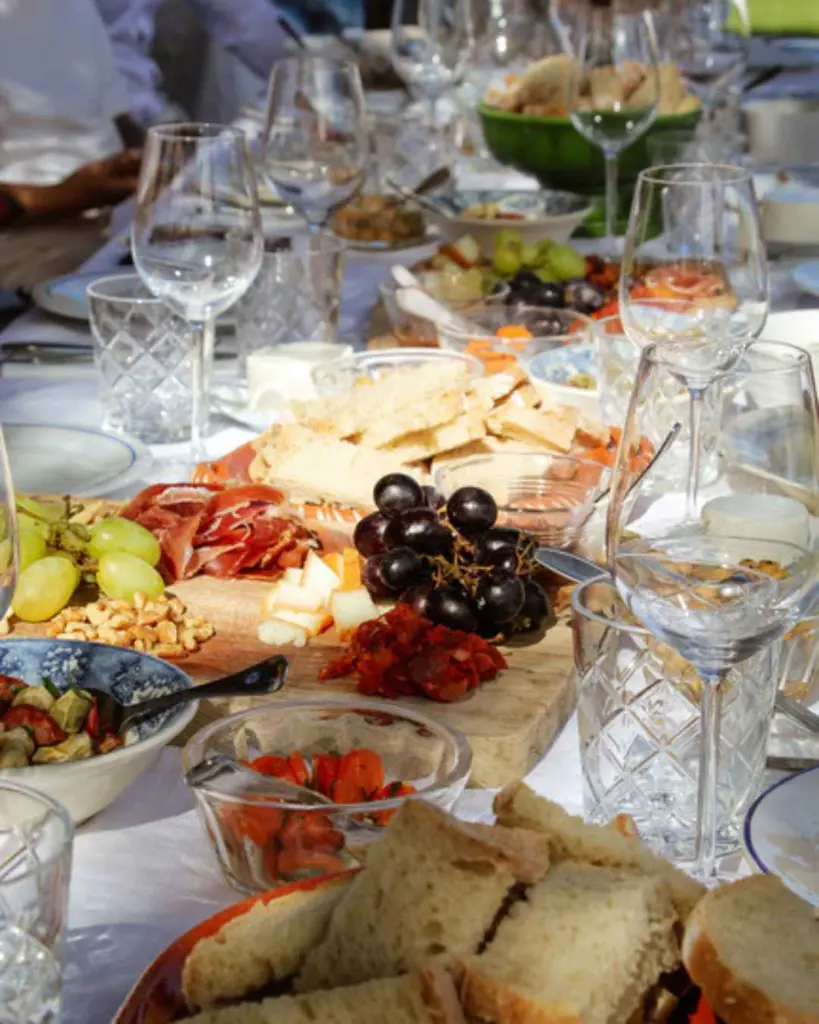 portugal-morgado-de-quintao-bottle-of-white-wine-oysters-sunset.webp